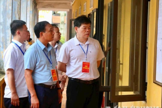 Phó Chủ tịch Thường trực UBND tỉnh Hải Dương Lưu Văn Bản kiểm tra thi tốt nghiệp THPT