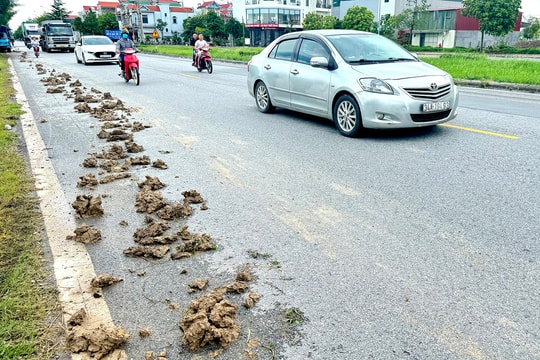 Rơi vãi bùn đất trên quốc lộ 37 đoạn xã Quốc Tuấn (Nam Sách)