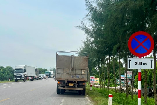 Đỗ xe ngay gần biển cấm trên đường trục Bắc - Nam qua Ninh Giang