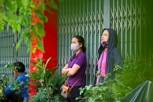Phụ huynh thấp thỏm chờ con thi tốt nghiệp THPT