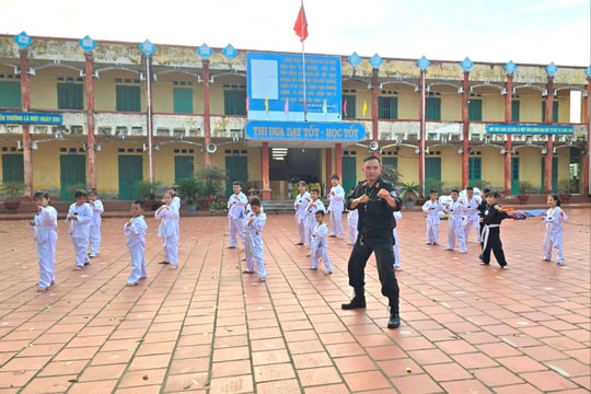 Thượng úy công an Vũ Trần Tiến mở lớp dạy võ miễn phí cho trẻ em ở Thanh Miện