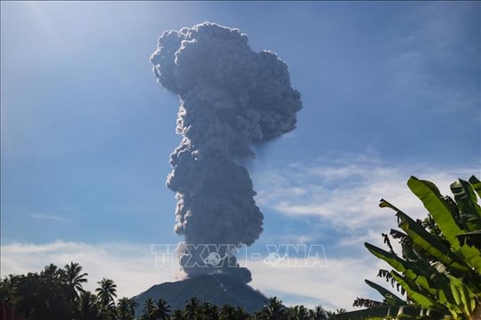 Indonesia: Núi lửa Ibu phóng ra đám mây tro nóng cao tới 7 km