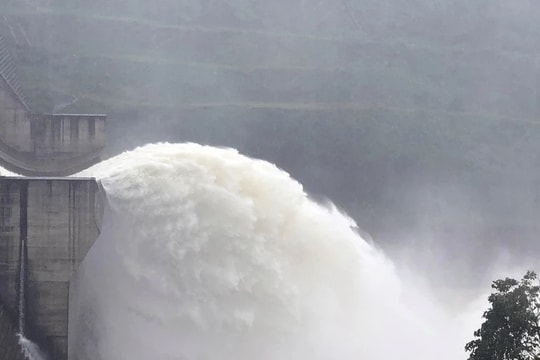 13 giờ ngày 28/6, đóng 1 cửa xả đáy hồ thủy điện Tuyên Quang