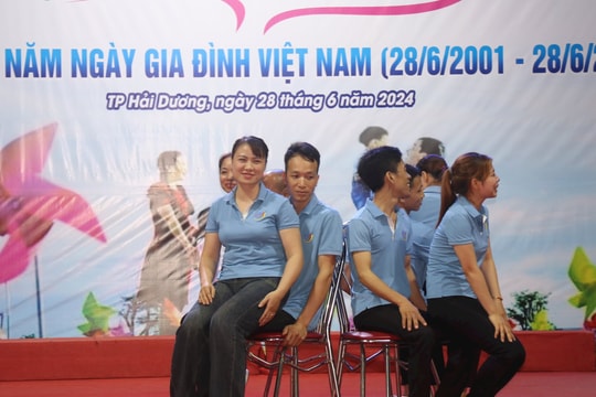 Công ty Long Hải tặng quà 40 cặp vợ chồng làm việc tại công ty từ 12 năm trở lên