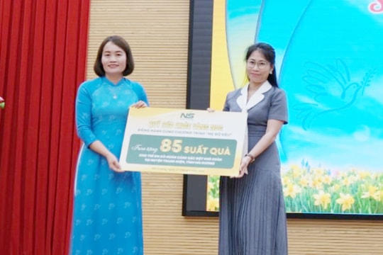 Tập đoàn Nguyên Sinh tặng quà cho trẻ em Thanh Miện