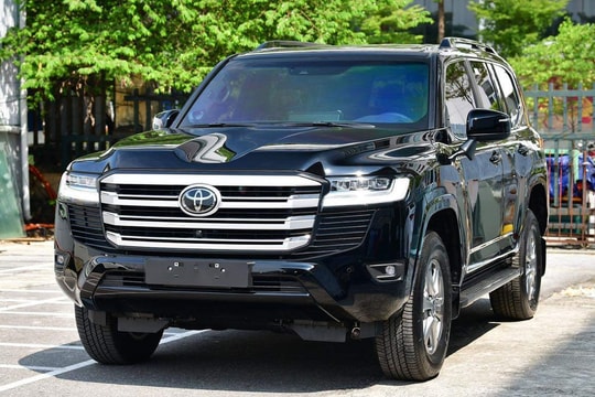 Toyota Land Cruiser chênh giá 600 triệu đồng, có tiền cũng khó mua được