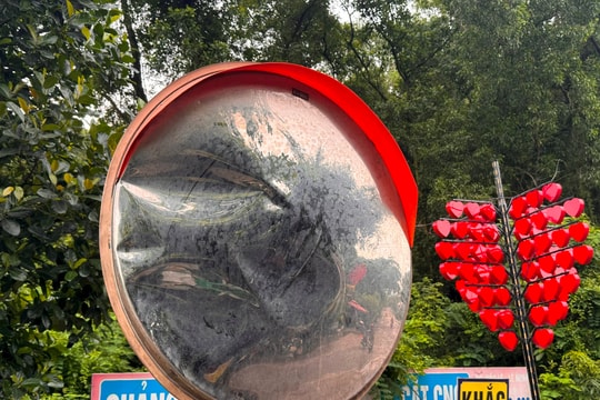 Gương cầu lồi trên đường tỉnh 389 bị hỏng