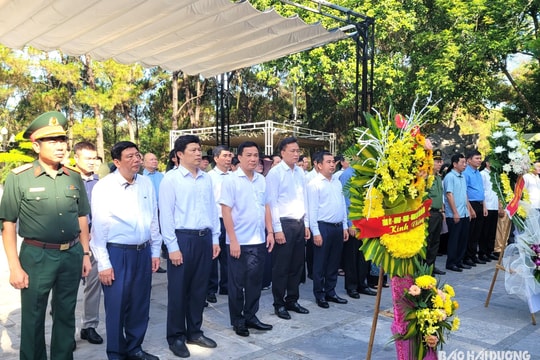 Dâng hương tưởng niệm, tri ân các liệt sĩ tại Nghĩa trang liệt sĩ quốc gia Trường Sơn và Đường 9