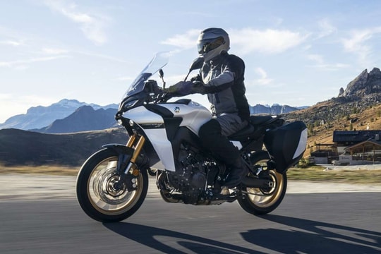 Yamaha cập nhật công nghệ xe máy mới: Sang số chỉ bằng nút gạt và nút bấm