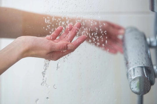 Mùa hè nên tắm nước nóng hay lạnh?
