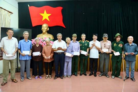Hội Đồng hương Hải Dương tại Lào Cai tặng quà cho gia đình chính sách