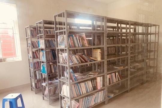 Vắng vẻ thư viện huyện