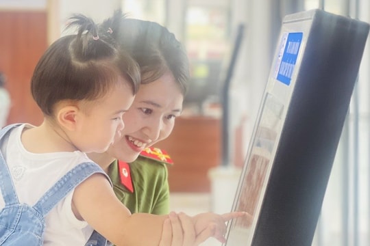 Nhiều công dân “nhí” ở Hải Dương đi làm căn cước trong ngày đầu Luật Căn cước có hiệu lực