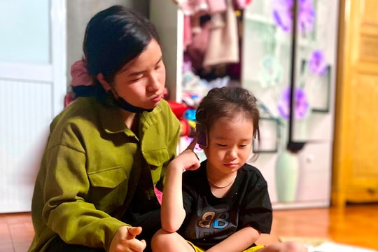 Éo le cảnh mẹ trẻ ở Thanh Hà nuôi con câm điếc