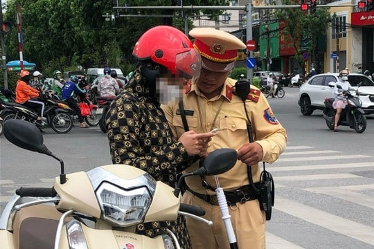 Lái xe đầu tiên bị tạm giữ giấy phép qua VNeID