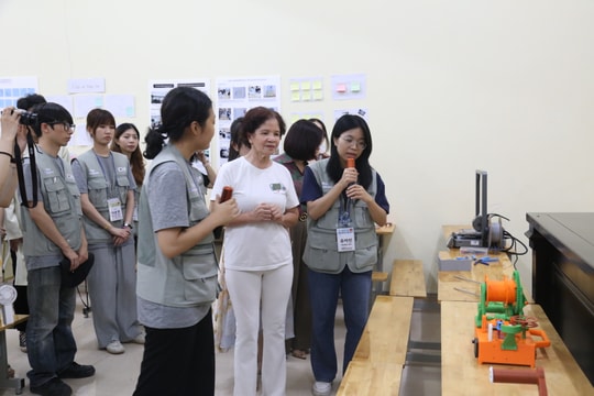 Sinh viên Hàn Quốc tham gia hoạt động bảo vệ môi trường tại Trường Đại học Thành Đông