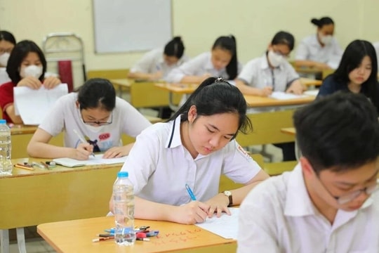 Một trường Hà Nội giảm hơn 16 điểm chuẩn vào lớp 10, có bất thường?