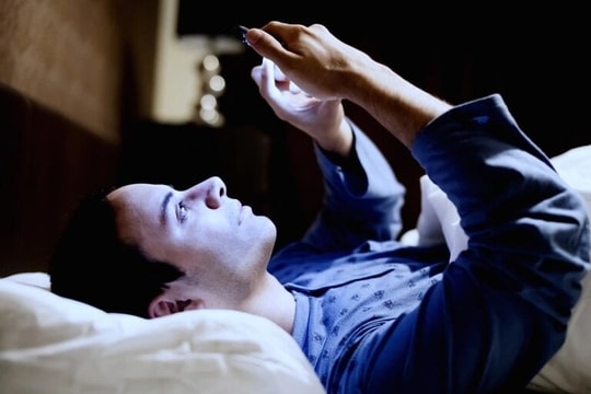 Làm gì để bảo vệ đôi mắt khi thức đêm xem bóng đá?