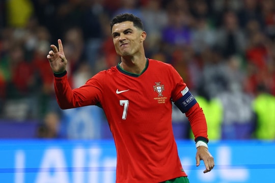 Ronaldo đá hỏng phạt đền, Bồ Đào Nha vất vả loại Slovenia