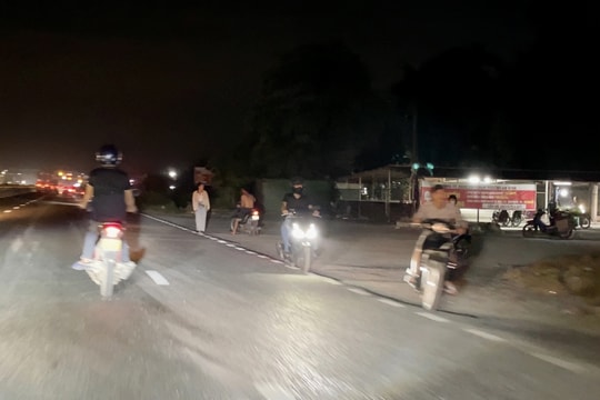 Tan làm, công nhân đi ngược chiều trên quốc lộ 5 qua huyện Kim Thành