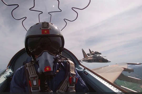 Mãn nhãn với đội hình phản lực Yak-130 xé gió trên không
