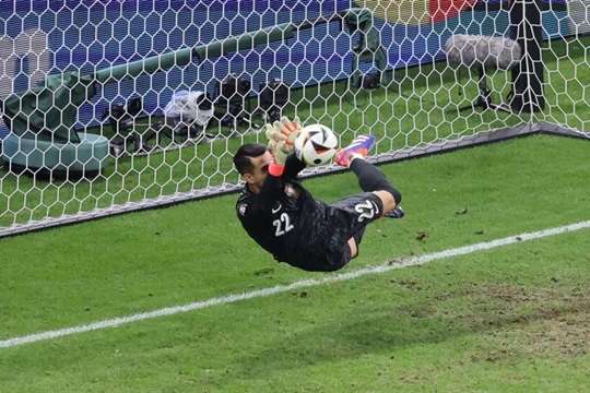 Euro round-up: Vertonghen own goal sends France through, keeper spares Ronaldo's blushes
