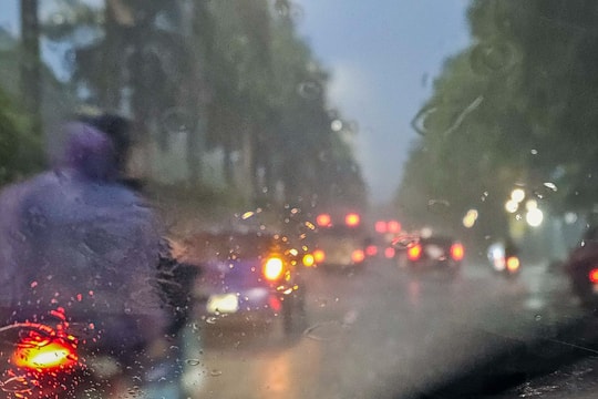 Lái xe dưới trời mưa lớn có nên bật đèn cảnh báo nguy hiểm?