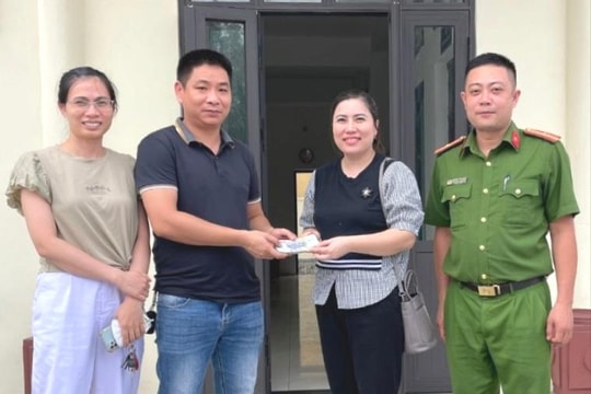 Bác sĩ Bệnh viện Y học cổ truyền Hải Dương trả lại 31,5 triệu đồng cho con dâu bệnh nhân đánh rơi