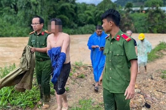 Bộ trưởng Lương Tam Quang gửi thư khen công an lao xuống dòng nước lũ cứu người