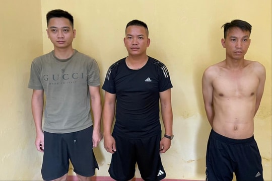 Lực lượng an ninh cơ sở ở Thanh Hà phối hợp bắt nhóm thanh niên sử dụng ma túy trong xe ô tô con