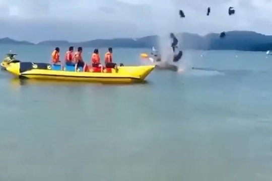 Ca nô phát nổ trên biển Cô Tô, người lái bị hất văng