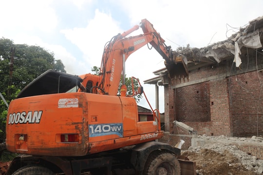 Giải toả công trình vi phạm trị giá hàng trăm triệu đồng của hộ ông Lập ở xã Việt Hồng (Thanh Hà)