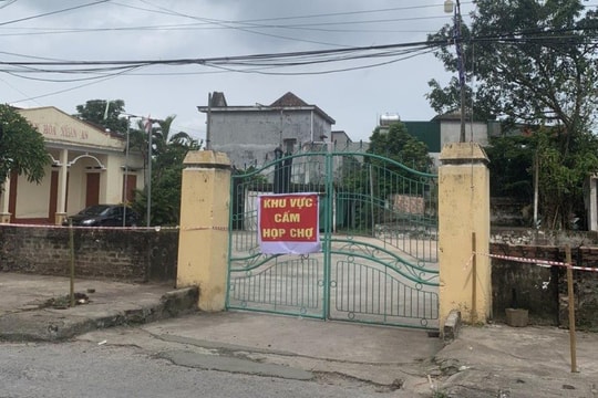 Nhà văn hoá khoá cửa, sân vận động bỏ hoang