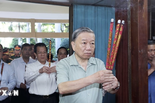 Chủ tịch nước Tô Lâm dâng hương tưởng niệm các bậc tiền bối