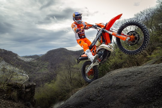 Chiêm ngưỡng xe đua enduro hai thì nhỏ gọn mà mạnh mẽ KTM 300 EXC HardEnduro