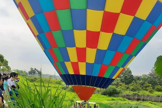 Khinh khí cầu chở 9 người đáp xuống ruộng lúa