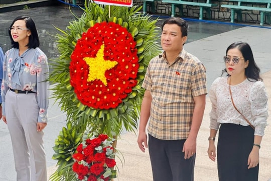 Chủ tịch UBND tỉnh Hải Dương Triệu Thế Hùng viếng Nghĩa trang liệt sĩ Đà Lạt, tặng quà người khó khăn ở tỉnh Lâm Đồng