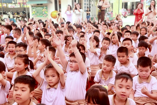 Vất vả lo cho con học “trái tuyến”