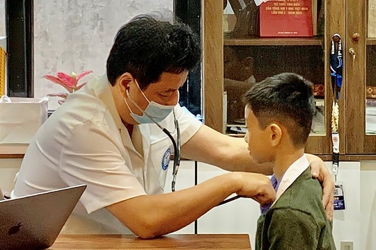 Hệ lụy khi cố ép trẻ ăn để tăng cân dịp hè