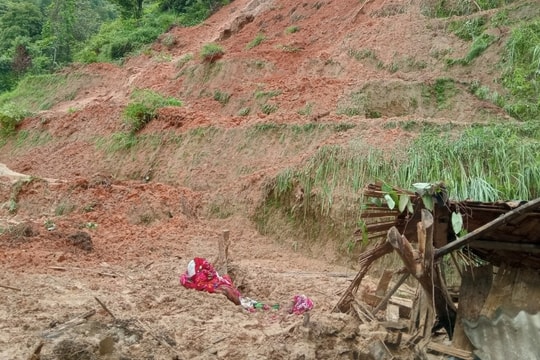 Mưa lũ gây sạt lở nghiêm trọng ở Hà Giang, 1 cháu bé tử vong