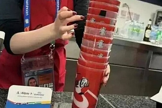 Đi xem Euro, cậu bé chớp cơ hội kiếm tiền khiến người lớn "lác mắt"