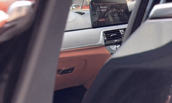 Chủ xe BMW được đền gần 2 triệu USD vì bị cửa hít kẹp đứt nửa đốt ngón tay