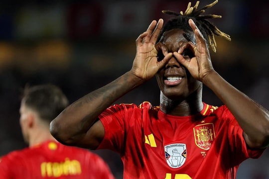 Nico Williams hút cả châu Âu dưới chân mình