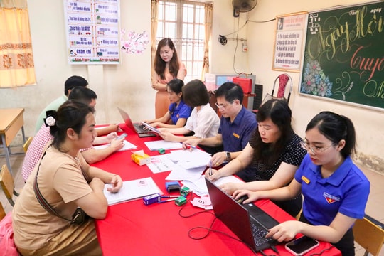 Phụ huynh ở Hải Dương bắt đầu nộp hồ sơ nhập học cho con vào lớp 1