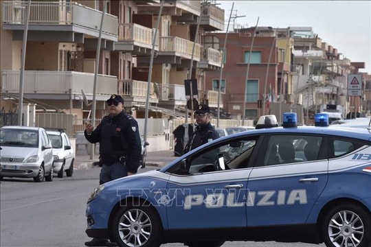 Italy bắt giữ 44 đối tượng làm giả thị thực
