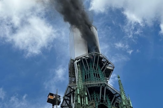 Cháy ngọn tháp nhà thờ Đức Bà Rouen ở Pháp