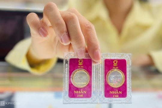 Giá nhẫn trơn vượt vàng miếng SJC