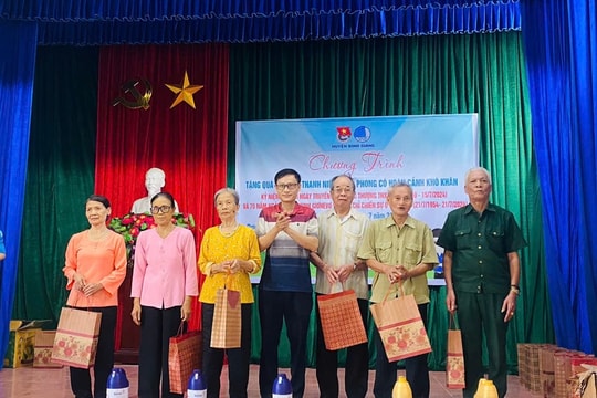 Huyện đoàn Bình Giang phối hợp tặng quà cựu thanh niên xung phong