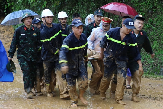 Bới đất tìm nạn nhân bị vùi lấp ở Hà Giang: Đã có 11 người tử vong
