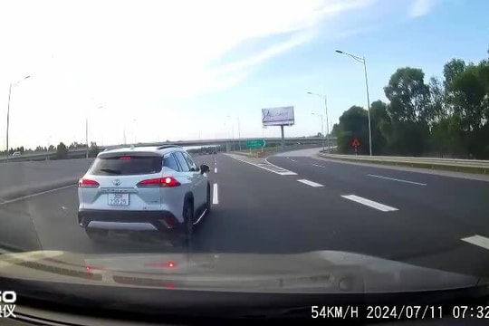 Lái xe thót tim phanh gấp tránh va chạm với ô tô tạt đầu trên cao tốc Hà Nội - Hải Phòng